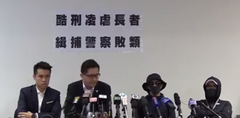 鍾先生兒子(右1、2)出面控訴警方對父親的暴力行為。(翻攝林卓廷臉書)