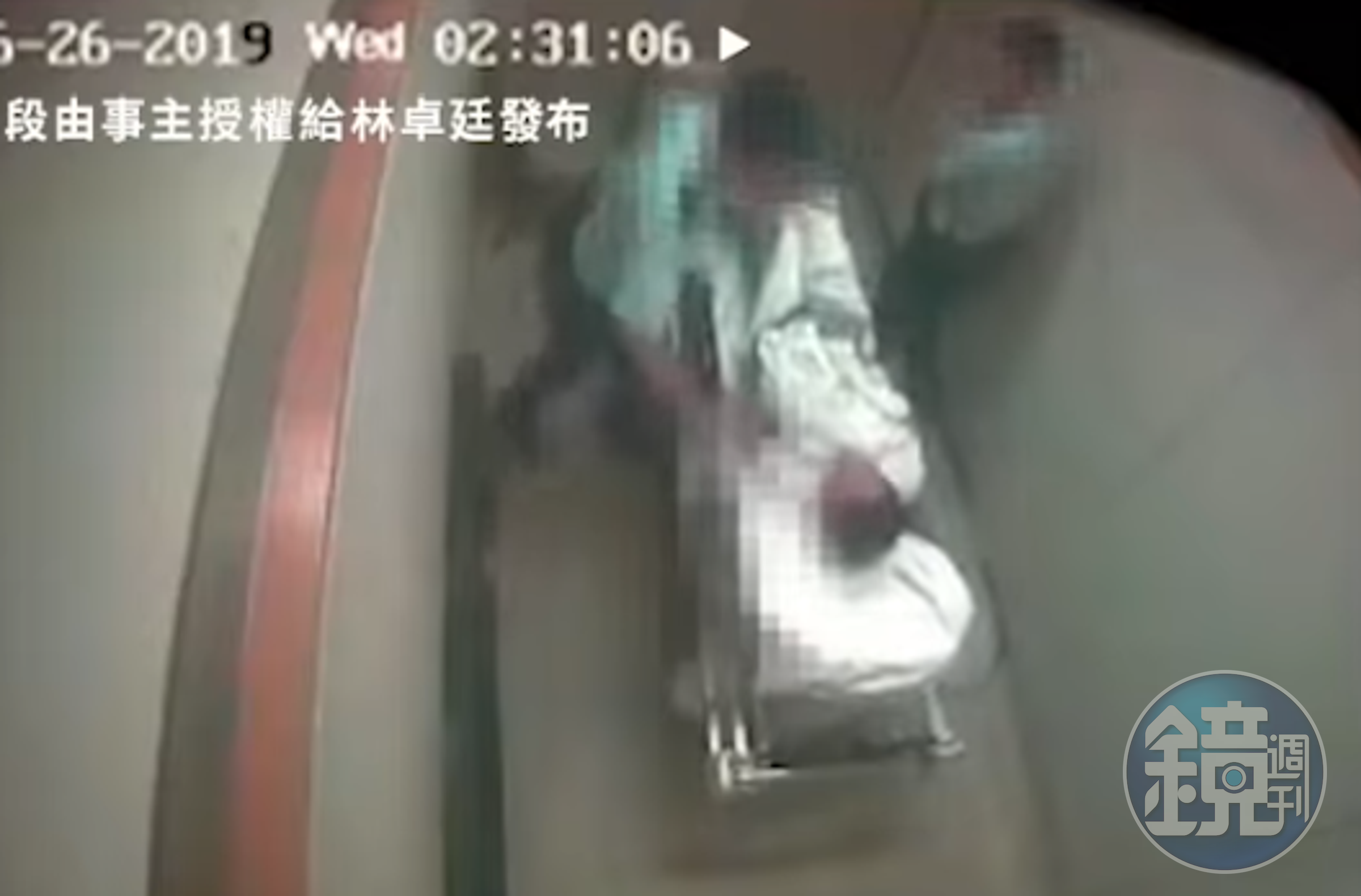 影片中，明顯可見制服警察兩度重擊鍾先生下體。（翻攝林卓廷臉書影片）