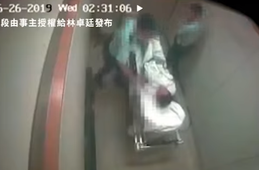 影片中，明顯可見制服警察兩度重擊鍾先生下體。（翻攝林卓廷臉書影片）