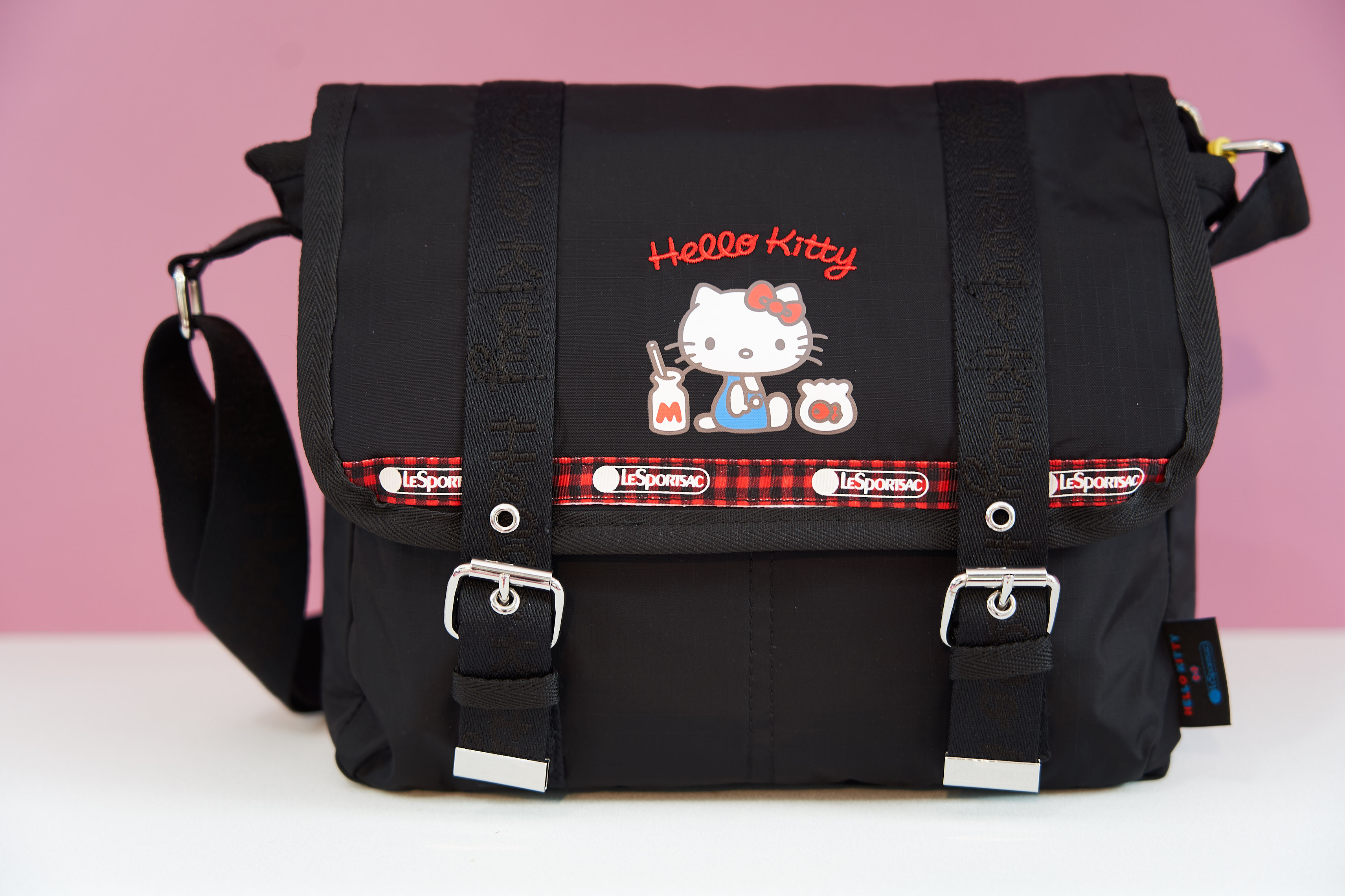 Hello Kitty x LeSportsac聯名系列簡約刺繡掀蓋郵差包。NT$5,700。（藍鐘提供）