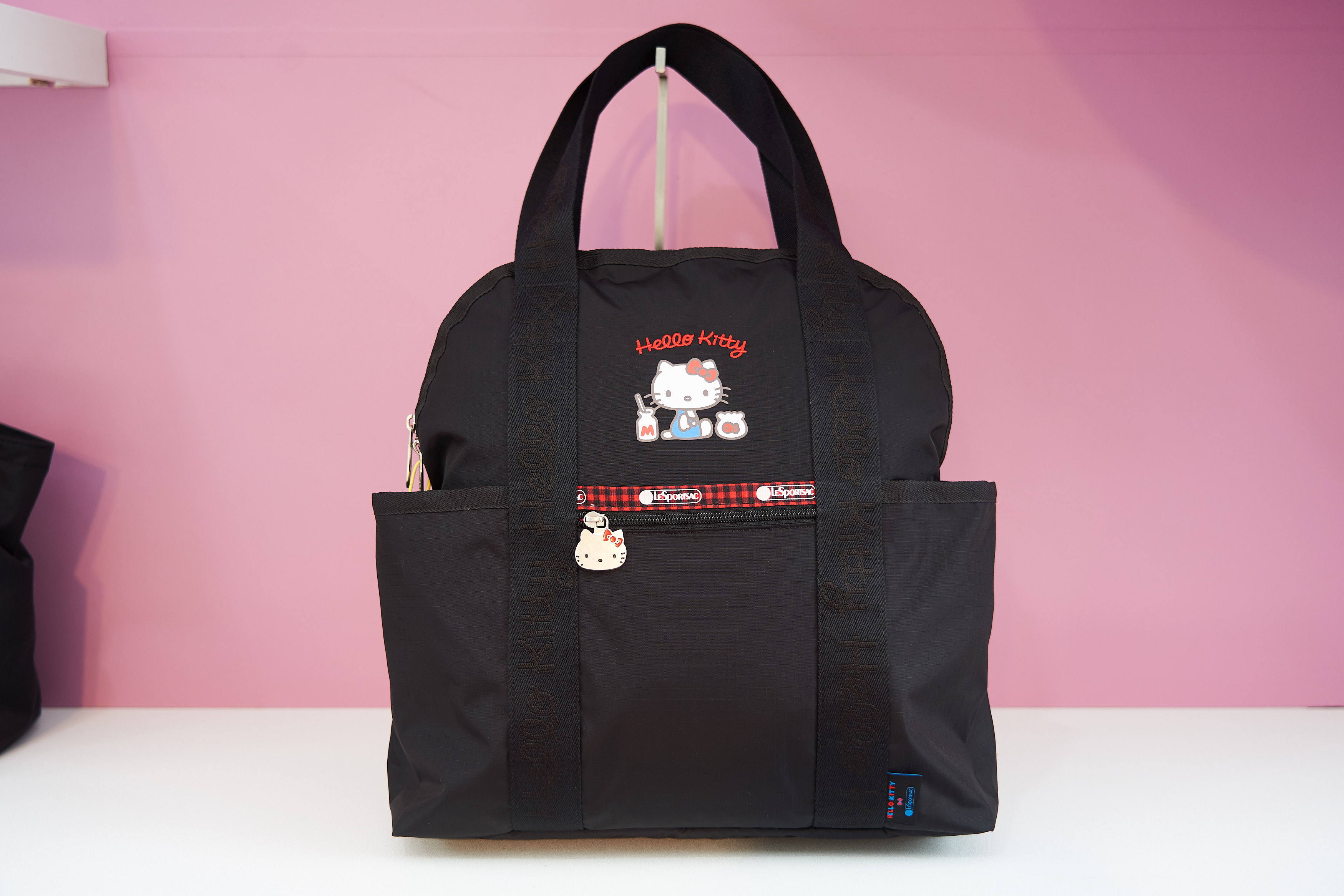 Hello Kitty x LeSportsac聯名系列簡約刺繡兩用後背包。NT$7,400。（藍鐘提供）
