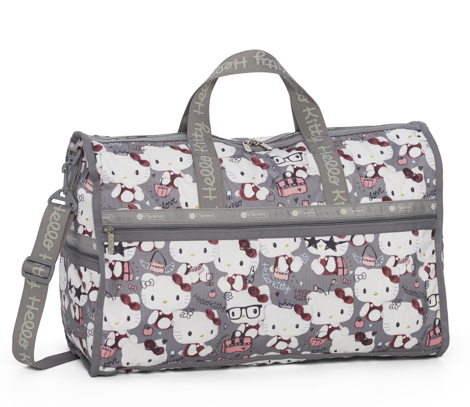 Hello Kitty x LeSportsac聯名系列百變造型大型假期旅行袋。NT$7,200。（藍鐘提供）
