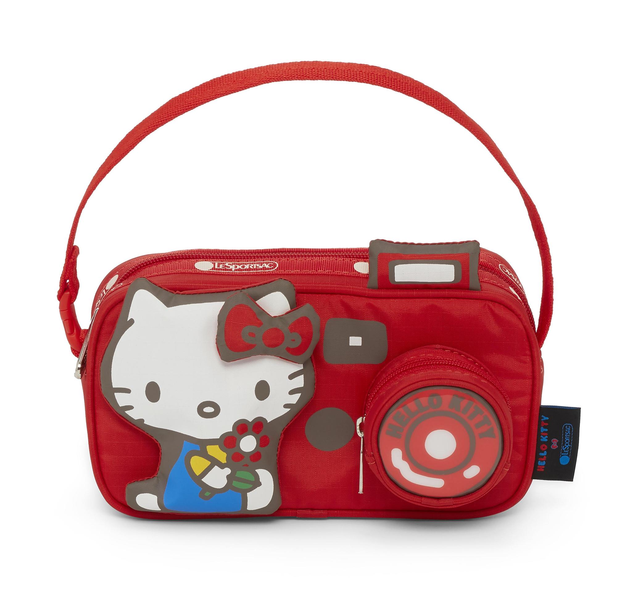 Hello Kitty x LeSportsac聯名系列相機造型包。NT$2,750。（藍鐘提供）