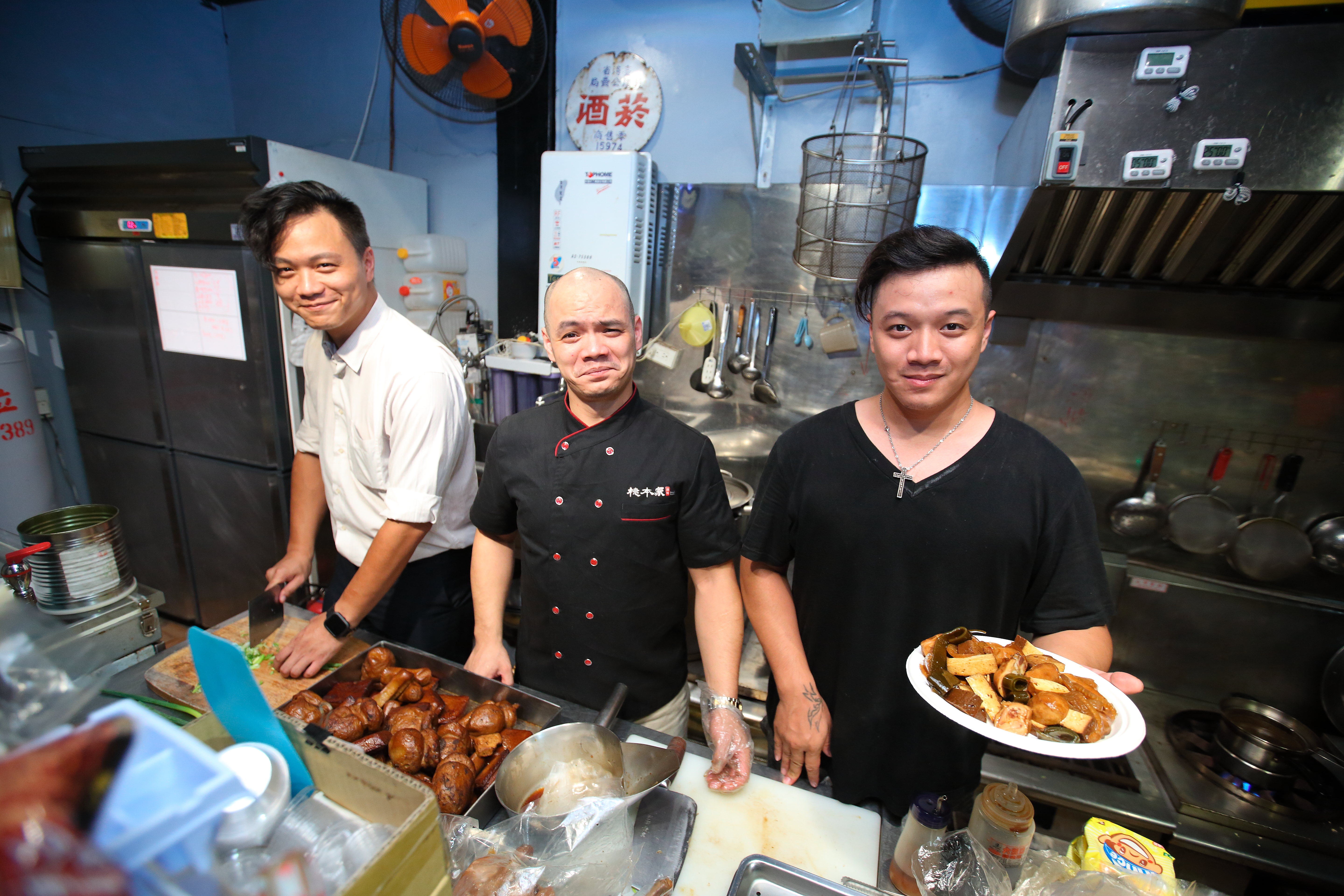 曾煥宇（中）與弟弟（右）、哥哥（左）合資開「桃本家」，小小的店是三兄弟最大的歸屬感。