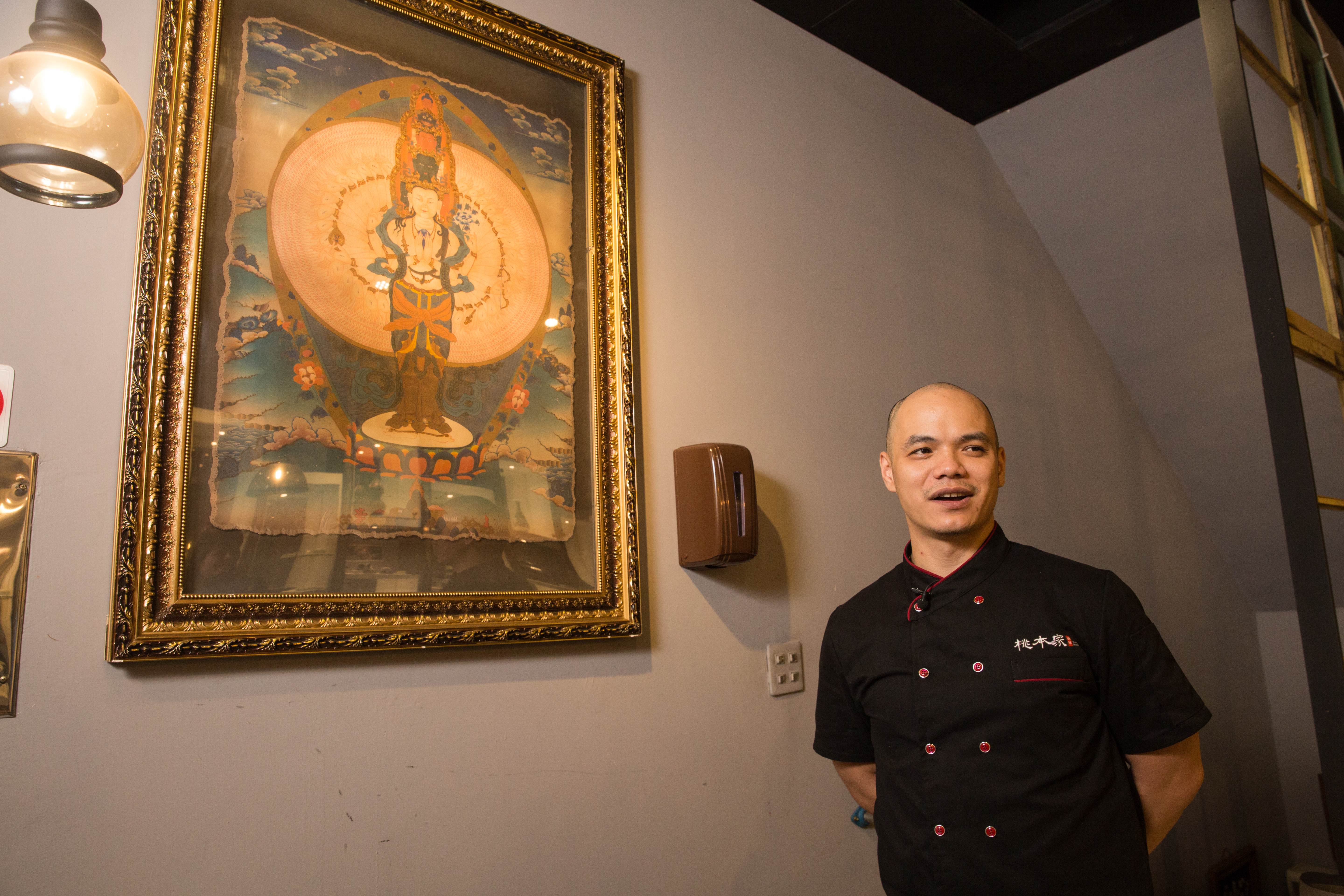 曾煥宇父親在世時喜愛蒐集古董，曾有人出價100萬元要買牆上的唐卡，他也不賣。