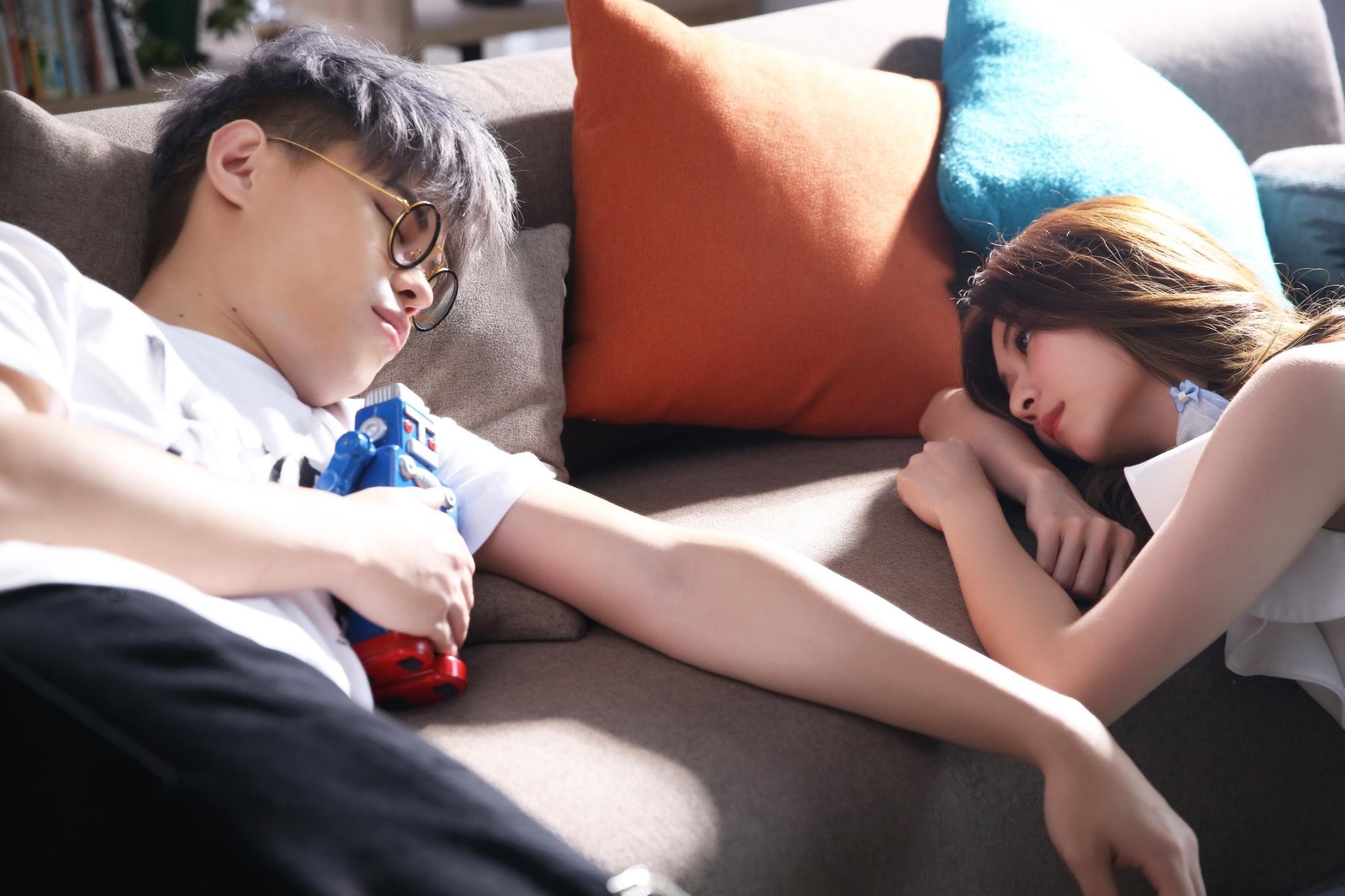 聖結石（左）不斷推出新歌，6月發行新單曲〈你的潔癖〉，找來張景嵐當（右）MV女主角。（WebTVasia提供）
