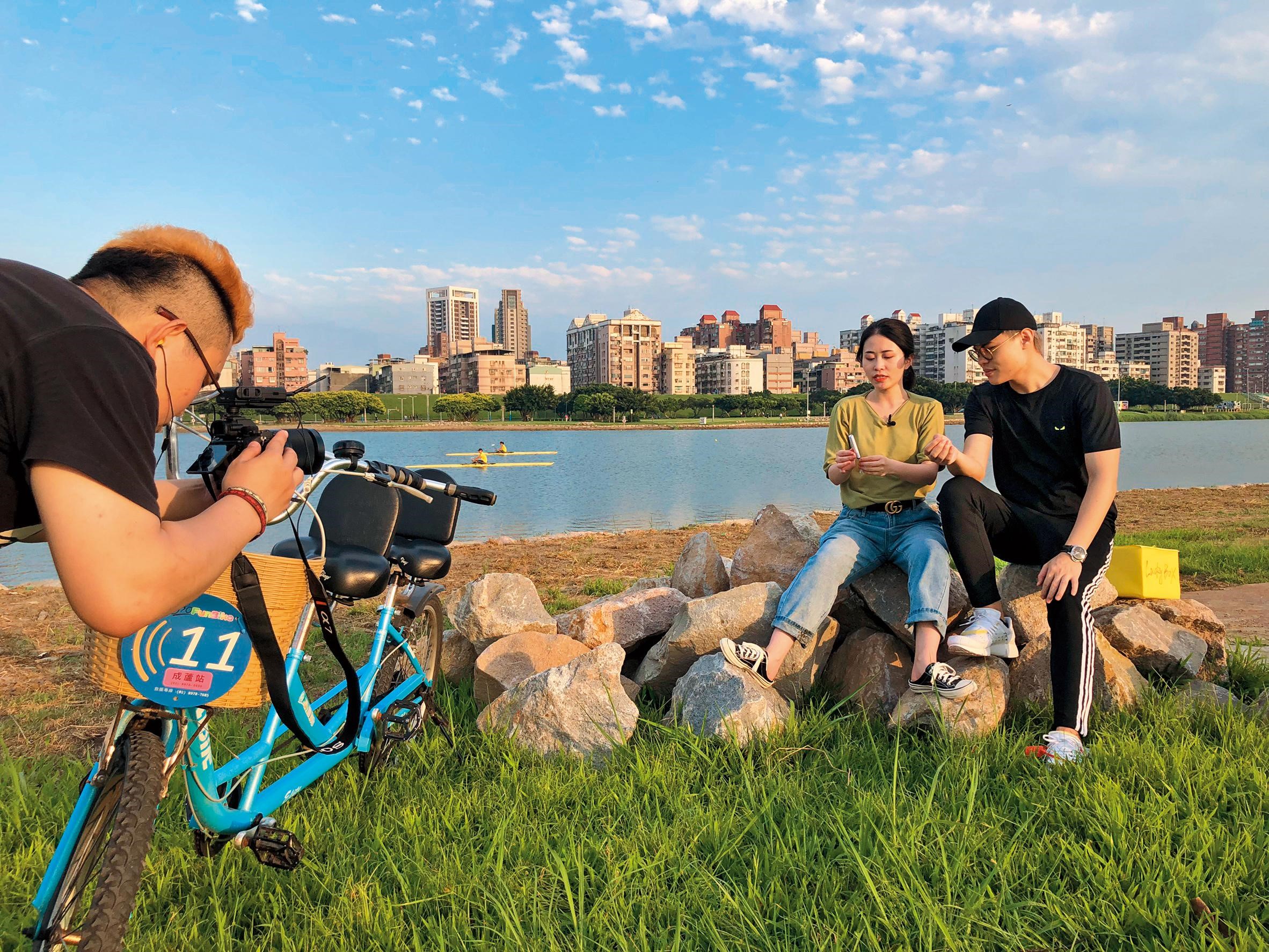 聖結石（右）因密集製作影片過勞致病，之後剪接及外景拍攝工作皆外包。（WebTVasia提供）