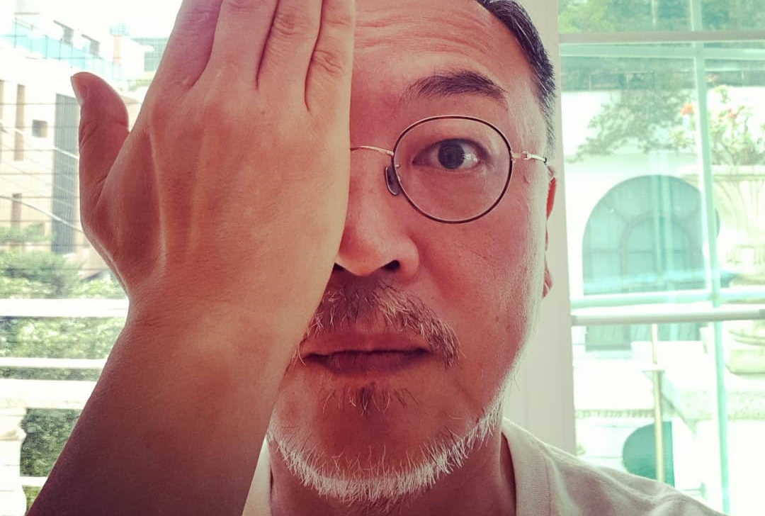 韓星金義聖近日更po出多張單手遮住右眼照片，以自身行動響應香港的「警察還眼」集會。（翻攝自金義聖IG）