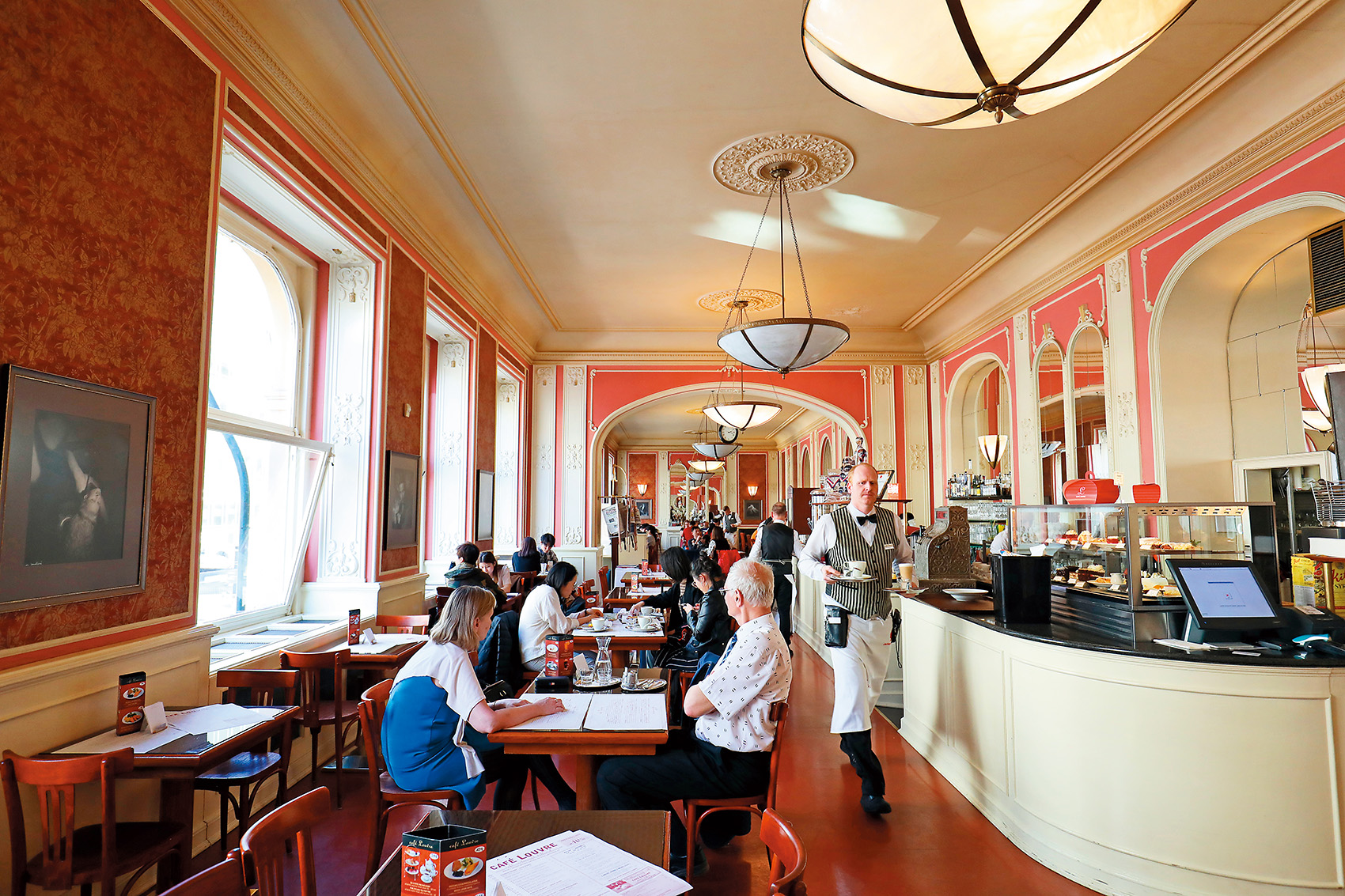 有百年歷史的「羅浮咖啡」，保留了一次世界大戰前，19世紀末的優雅氛圍。