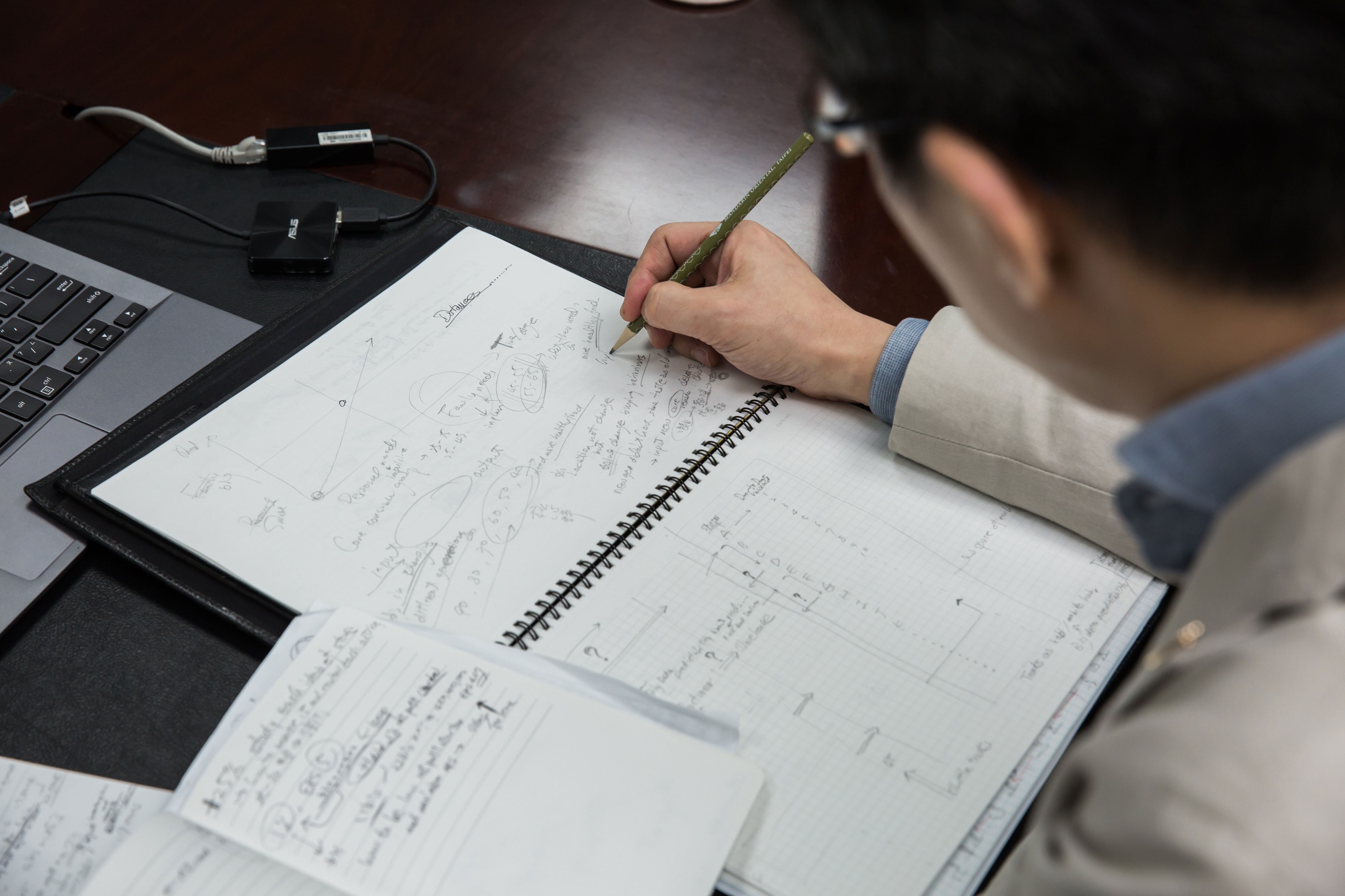 邱光隆雖無漂亮學歷，卻懂缺什麼就補什麼。他苦學英文成功，至今仍每天用英文記筆記、寫心得。
