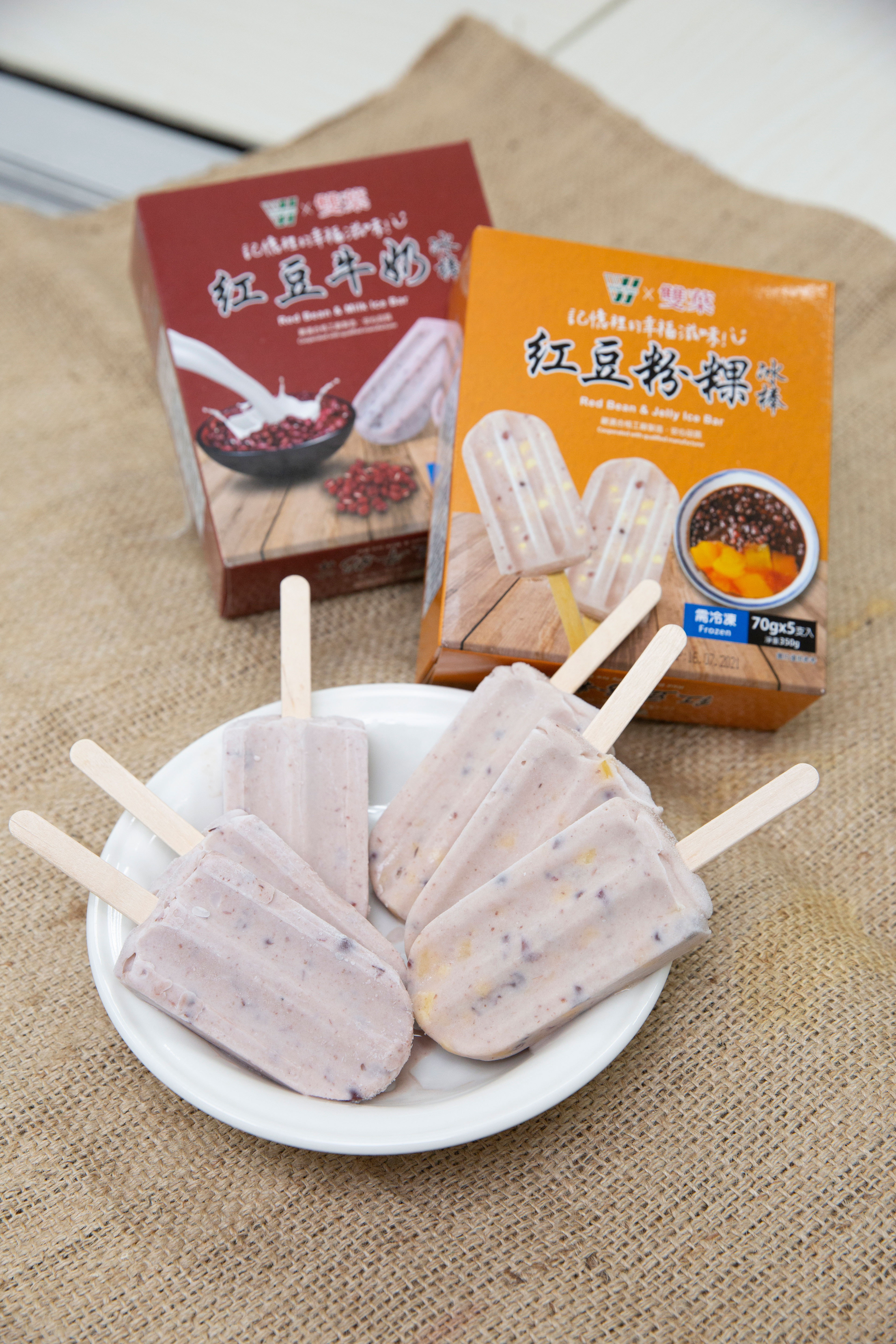 美廉社自有品牌VV，與雙葉合作推出紅豆粉粿冰棒。（79元／2盒）