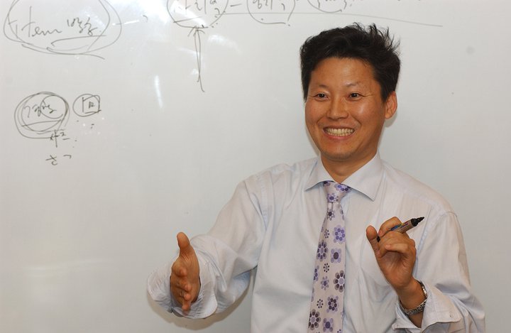 南韓知名記者李容馬今晨病逝於首爾峨山醫療中心，享年50歲。（翻攝自李容馬臉書）