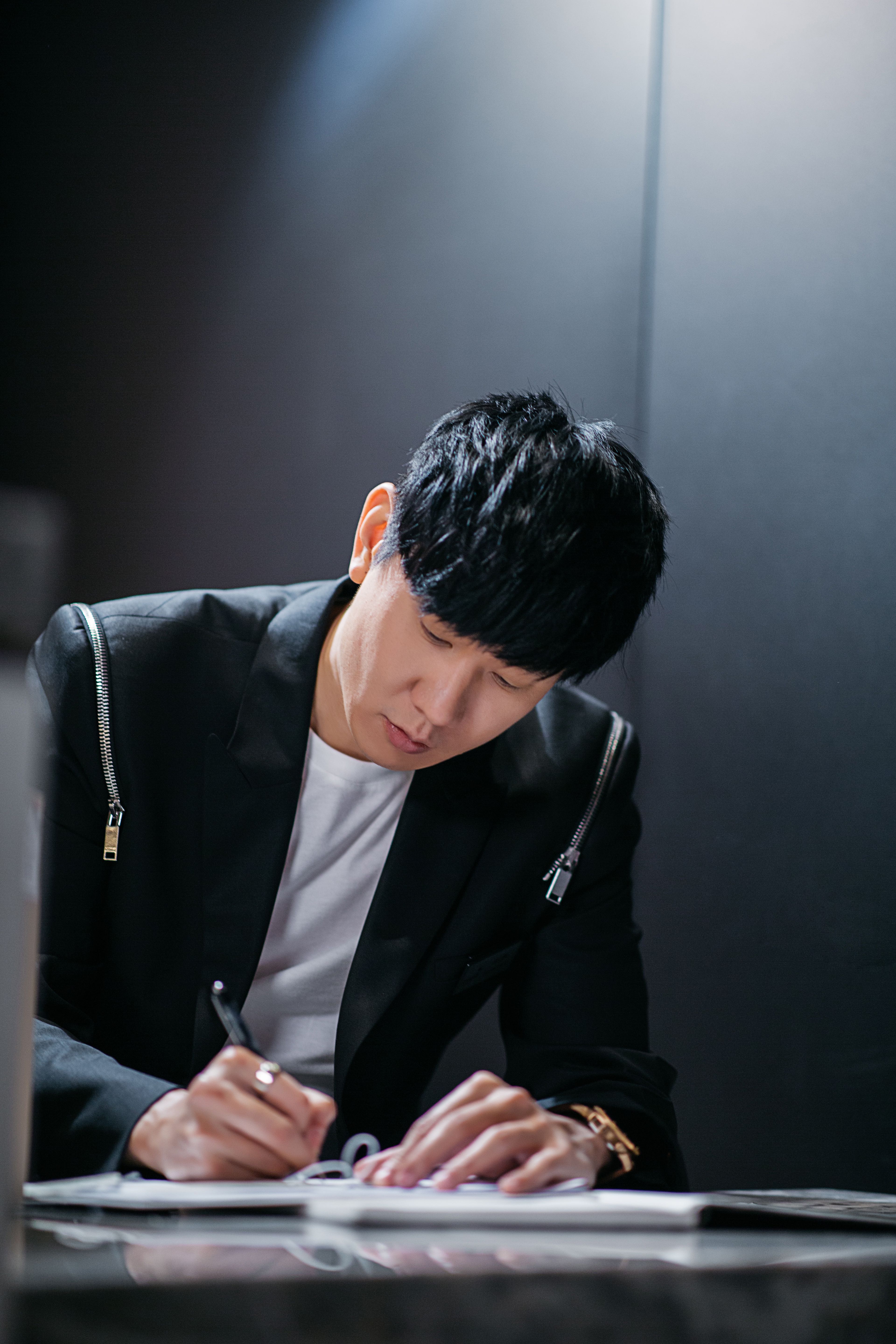 林俊傑新單曲〈對的時間點〉是表達人與人之間更深層的情感連結。(JFJ PRODUCTIONS提供)