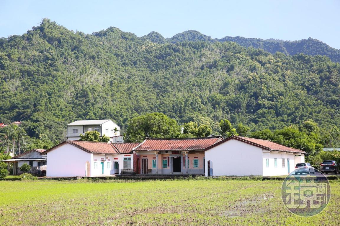 稻田裡的三合院，一側是「香蕉與黑膠三合院」，另一側則為住家。