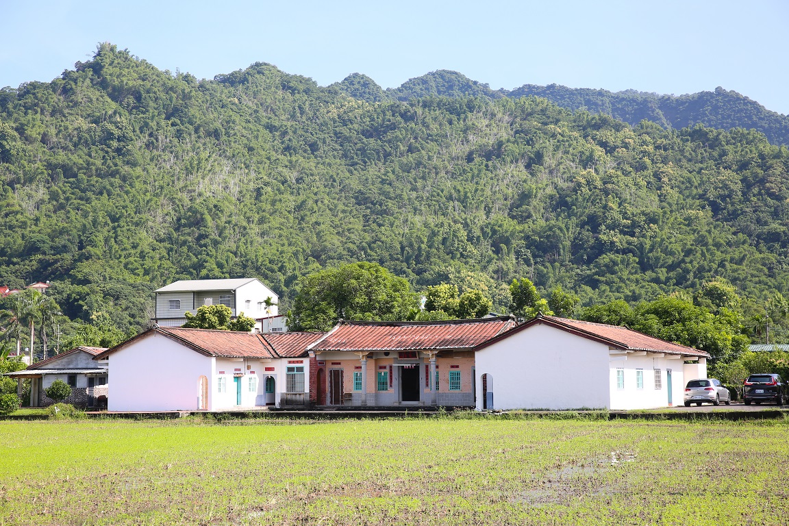 稻田裡的三合院，一側是「香蕉與黑膠三合院」，另一側則為住家。