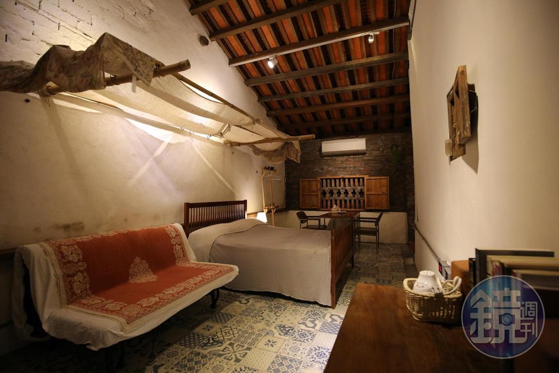 老屋改建的旅店，傢俱幾乎都已經有80年的歷史。