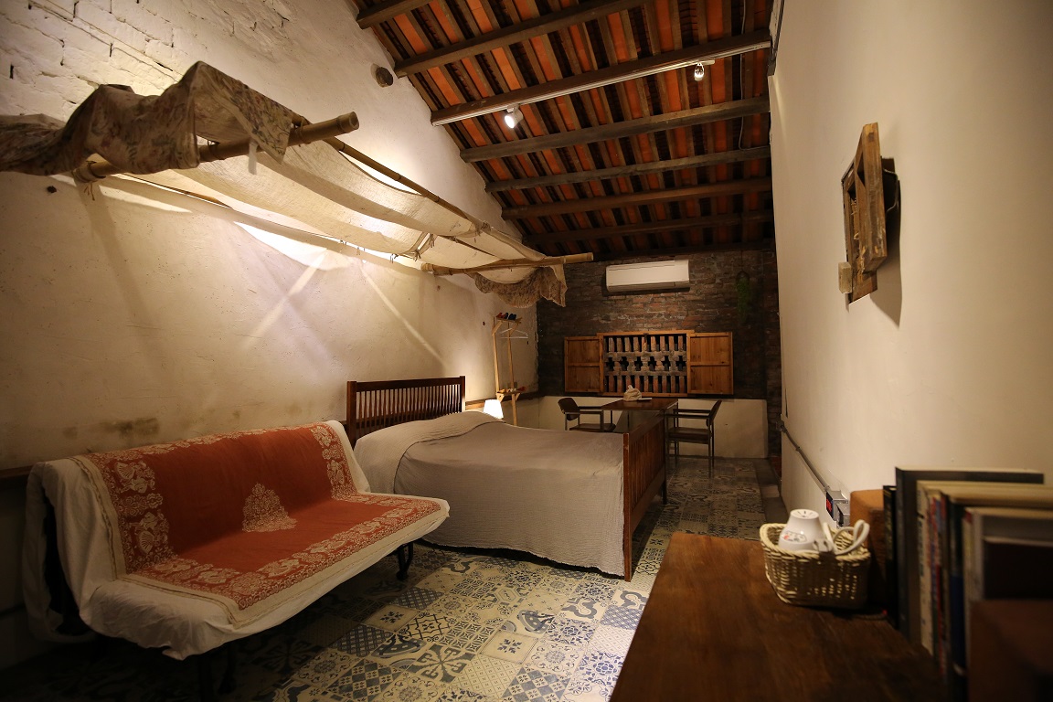 老屋改建的旅店，傢俱幾乎都已經有80年的歷史。