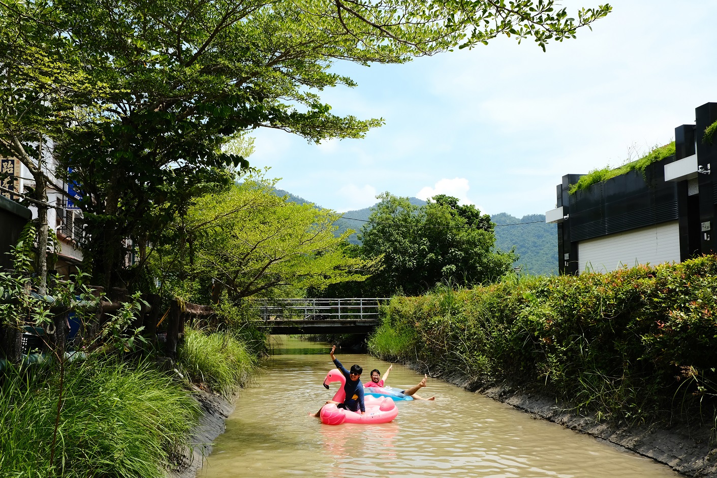 美濃的水圳戲水活動已發展數年，也可以找當地社區協會協助下水裝備。