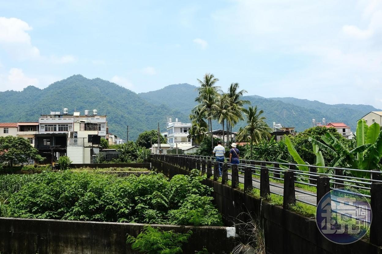 美濃水橋橋橫跨在美濃溪上,與水圳相接。