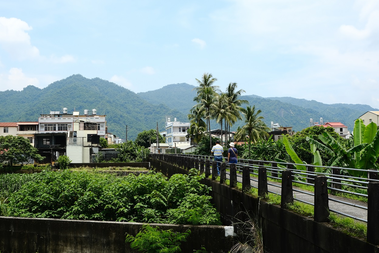 美濃水橋橋橫跨在美濃溪上，與水圳相接。