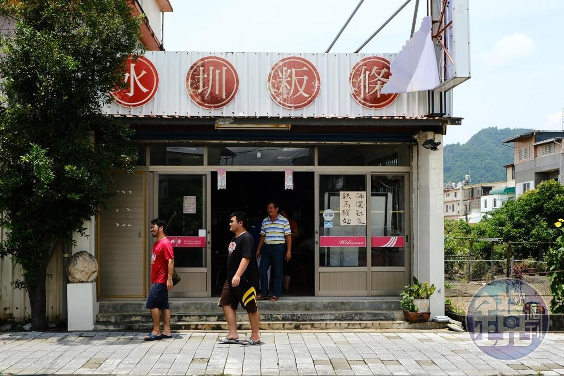 緊鄰水圳的粄條店,如今轉型專賣碗公飯,而且只賣早上。