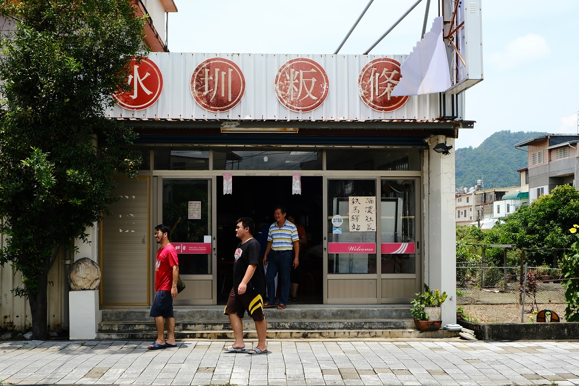 緊鄰水圳的粄條店，如今轉型專賣碗公飯，而且只賣早上。