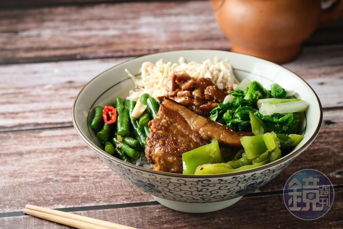 碗公飯過去是用大碗盛裝,並挑入田間使用,配料不如現在豐盛。(65/碗)
