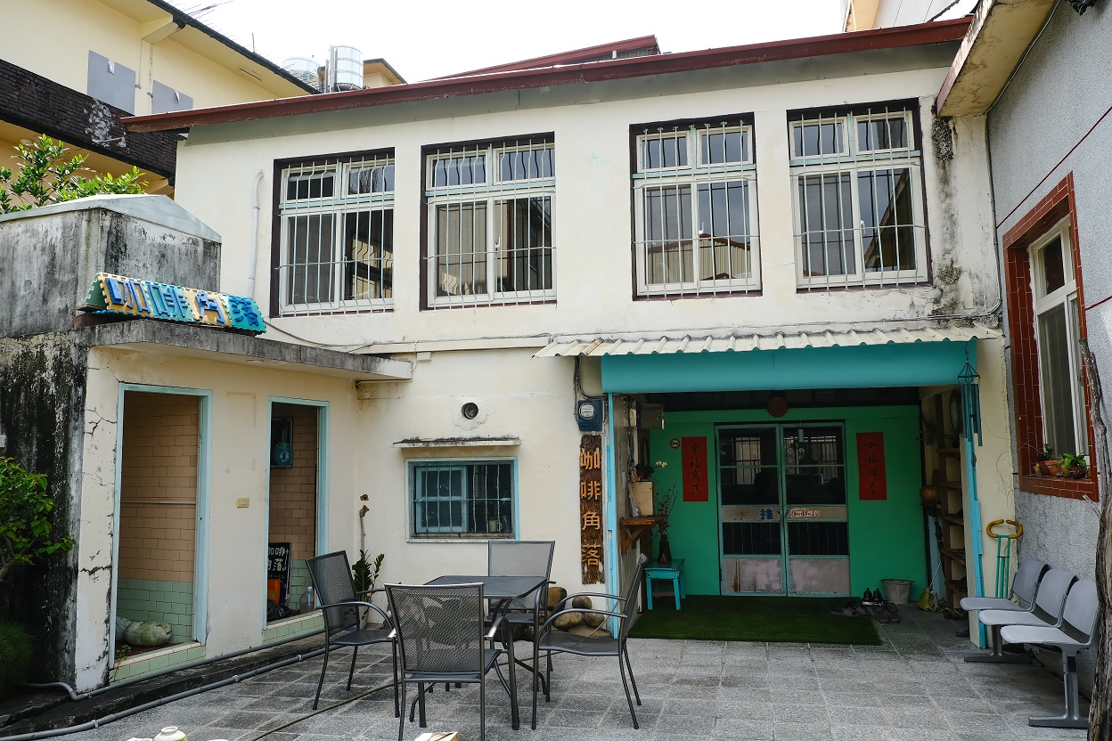 藏在非常隱蔽地方的「咖啡角落」，得仔細尋找才能發現。