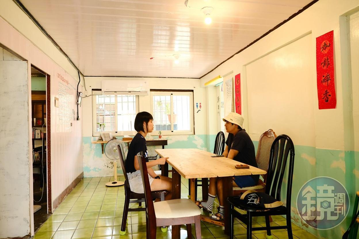 屋內大長桌在暑假的任務，就是協助孩子們寫作業。