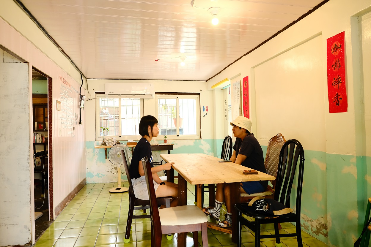 屋內大長桌在暑假的任務，就是協助孩子們寫作業。