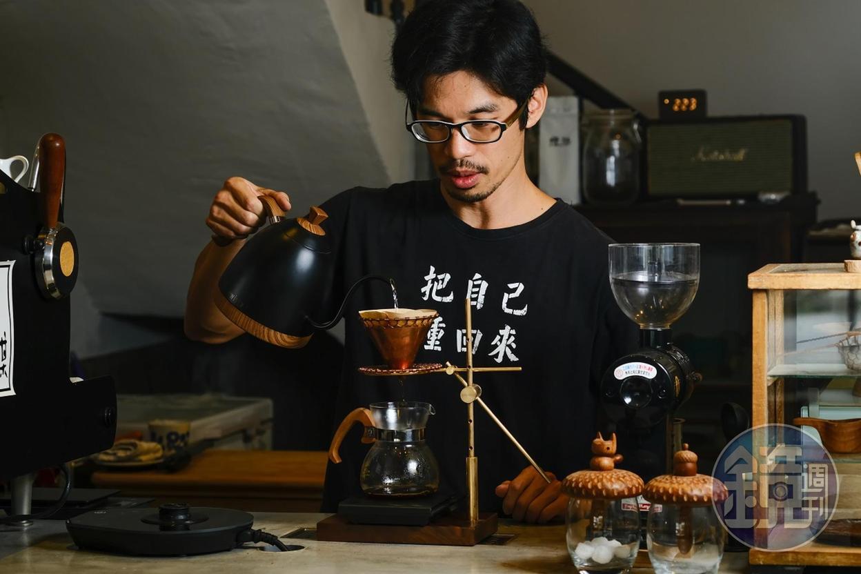 舜子說，看見客人喝下咖啡或吃蛋糕時，滿足的神情，是經營咖啡店最大的成就感。