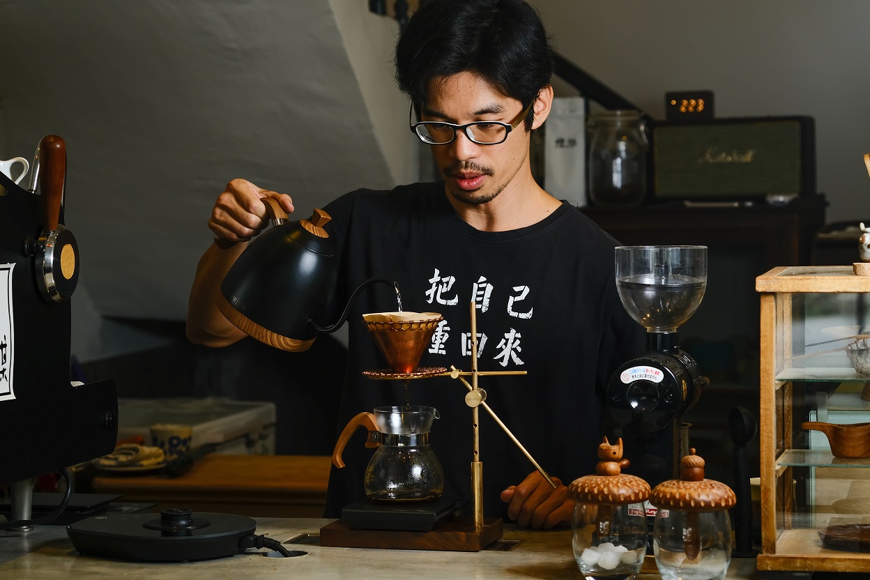 舜子說，看見客人喝下咖啡或吃蛋糕時，滿足的神情，是經營咖啡店最大的成就感。