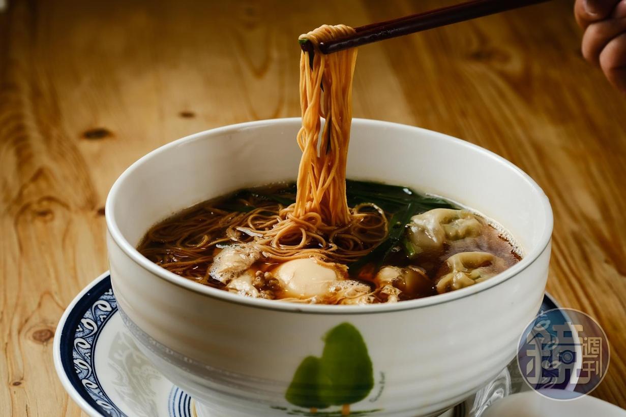 這兒提供簡單的餐點雞絲麵。