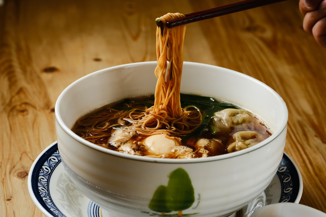 這兒提供簡單的餐點雞絲麵。