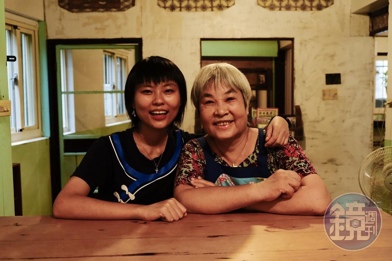 祺祺（左）回到母親李雨宣（右）的故鄉美濃，李雨宣說，很敬佩自己女兒的付出。