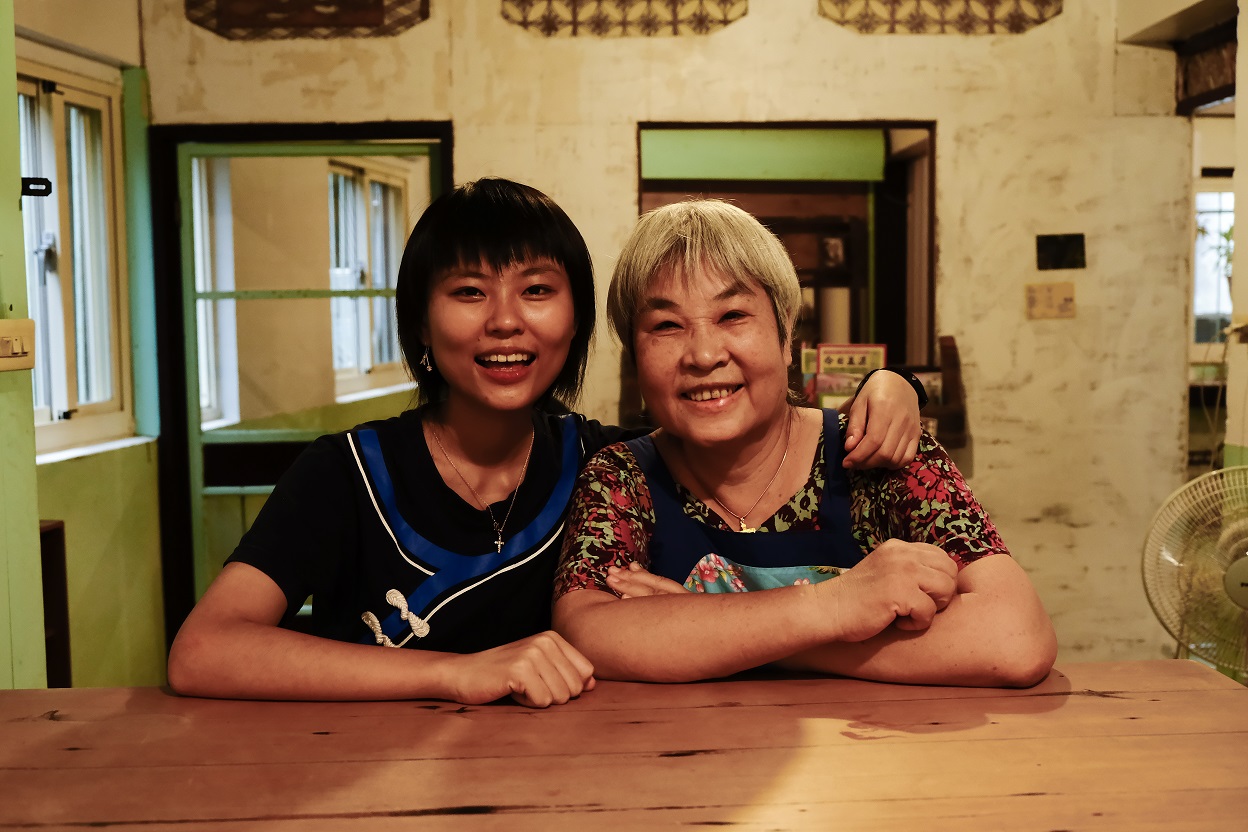 祺祺（左）回到母親李雨宣（右）的故鄉美濃，李雨宣說，很敬佩自己女兒的付出。