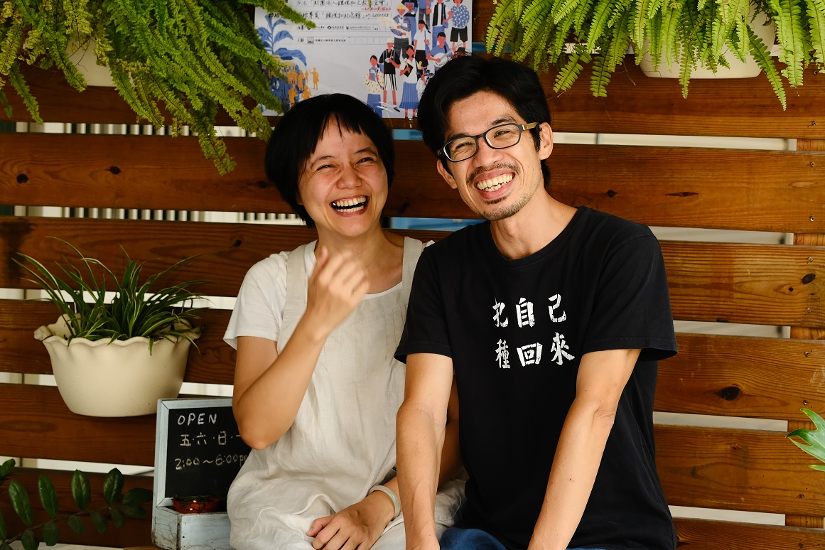 舜子(右)與妻子Mindy一人負責咖啡,另一人手作蛋糕,兩人是最好的夥伴。