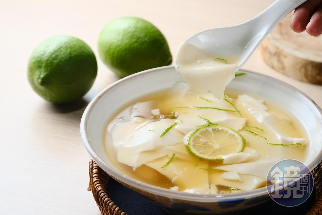 自製的「檸檬豆花」滋味清爽，上頭還有檸檬果皮增加風味。（50元／碗）