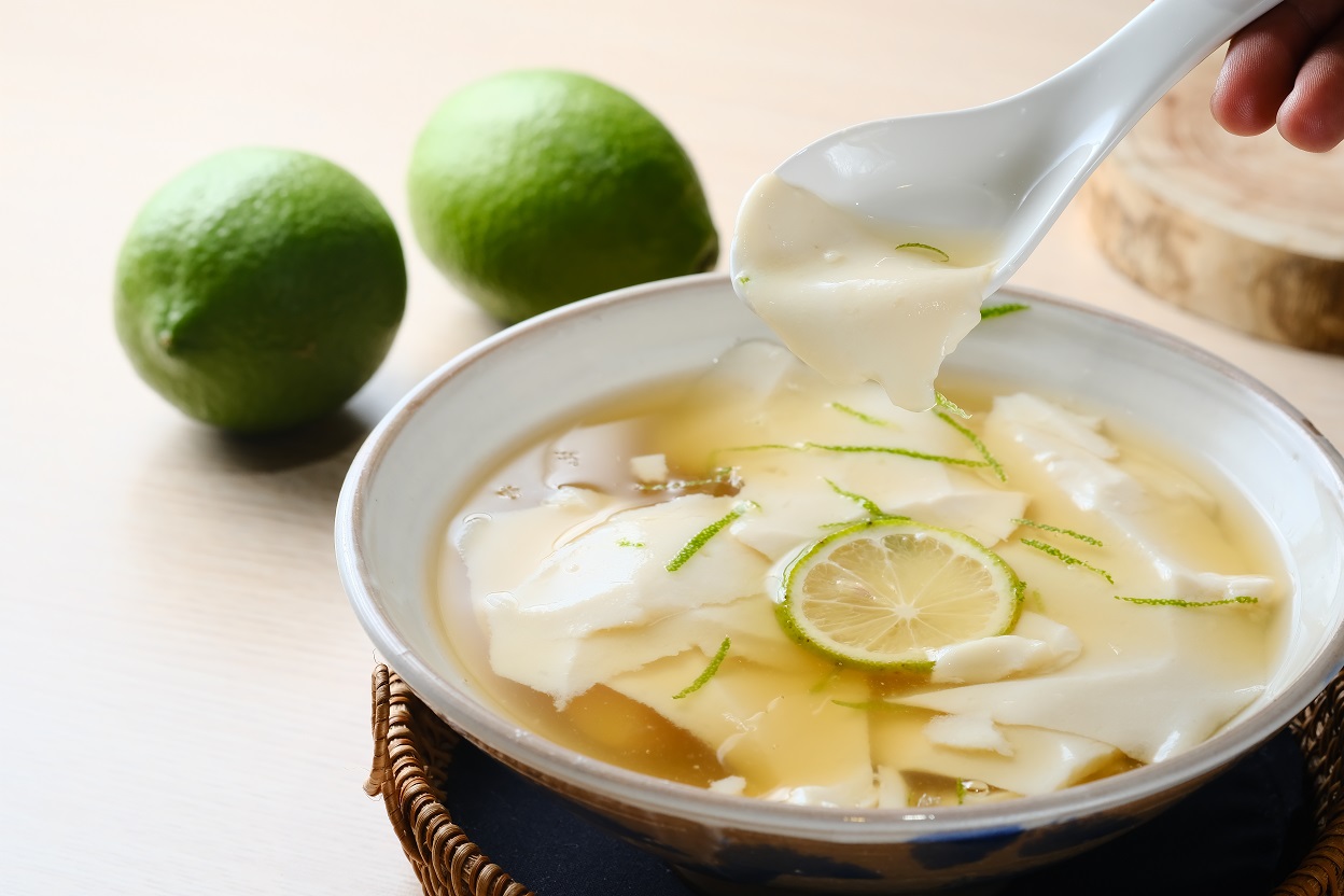 自製的「檸檬豆花」滋味清爽，上頭還有檸檬果皮增加風味。（50元／碗）