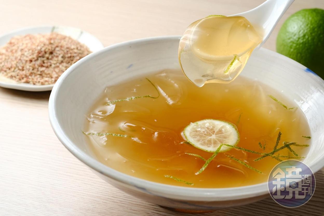 好久沒有喝到這麼乾淨純粹的愛玉，佐上檸檬更襯出香甜。（60元／碗）