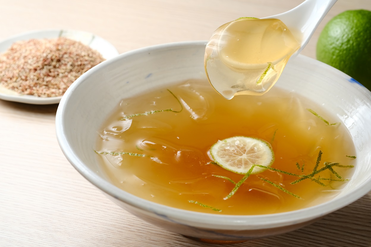 好久沒有喝到這麼乾淨純粹的愛玉，佐上檸檬更襯出香甜。（60元／碗）