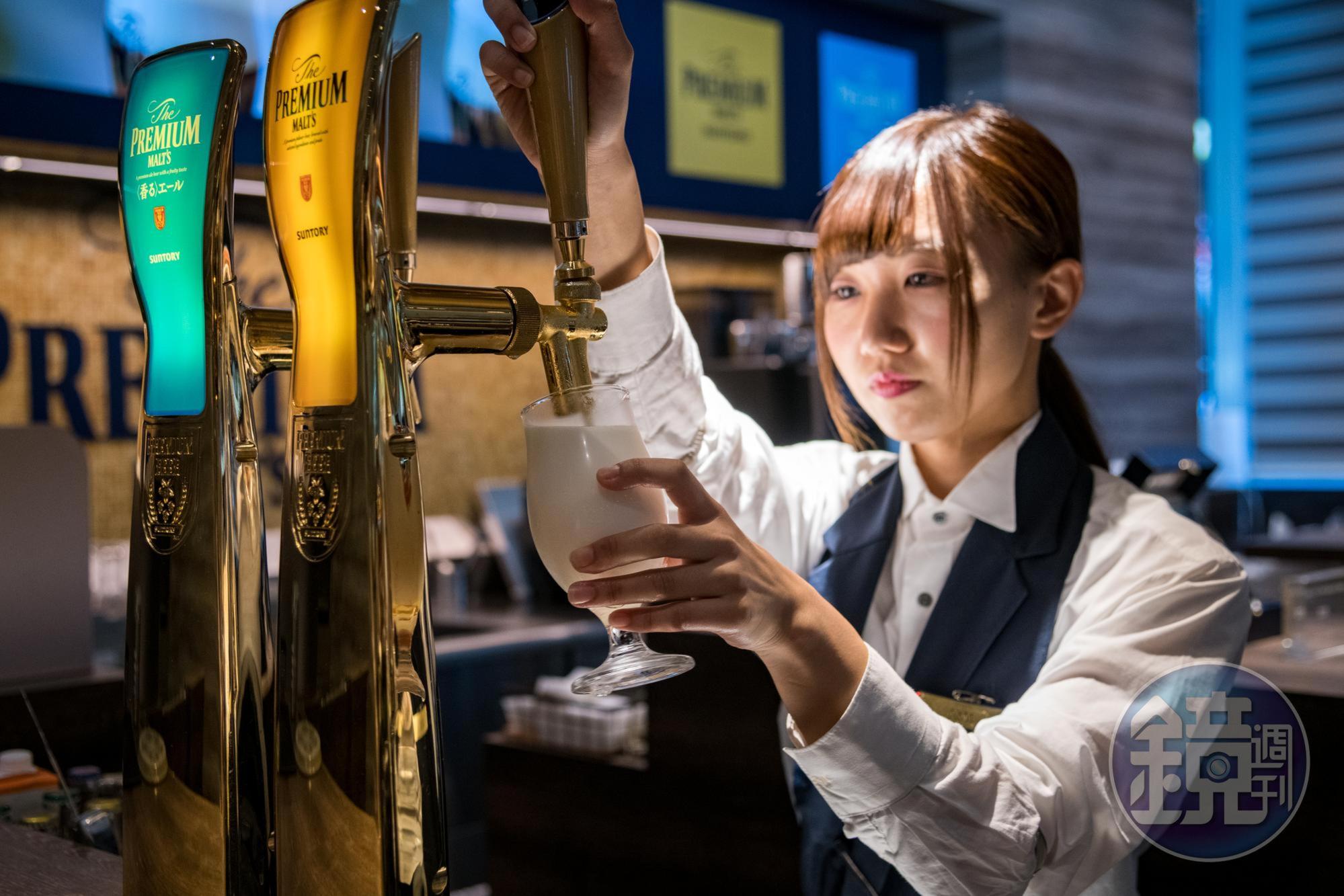 三得利位於東京的「神泡Bar」提供整杯都是泡沫的「神泡牛奶」(ミルク)。