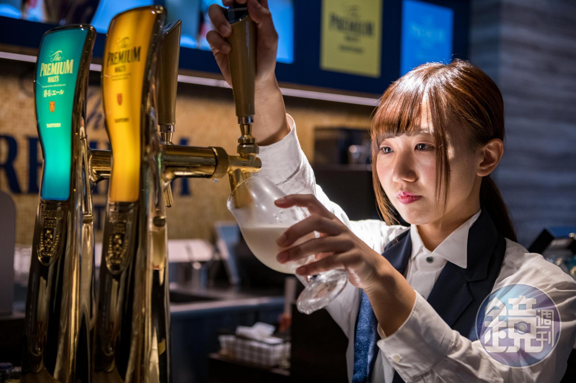 三得利率先研發酒、泡分離的雙孔生啤機。