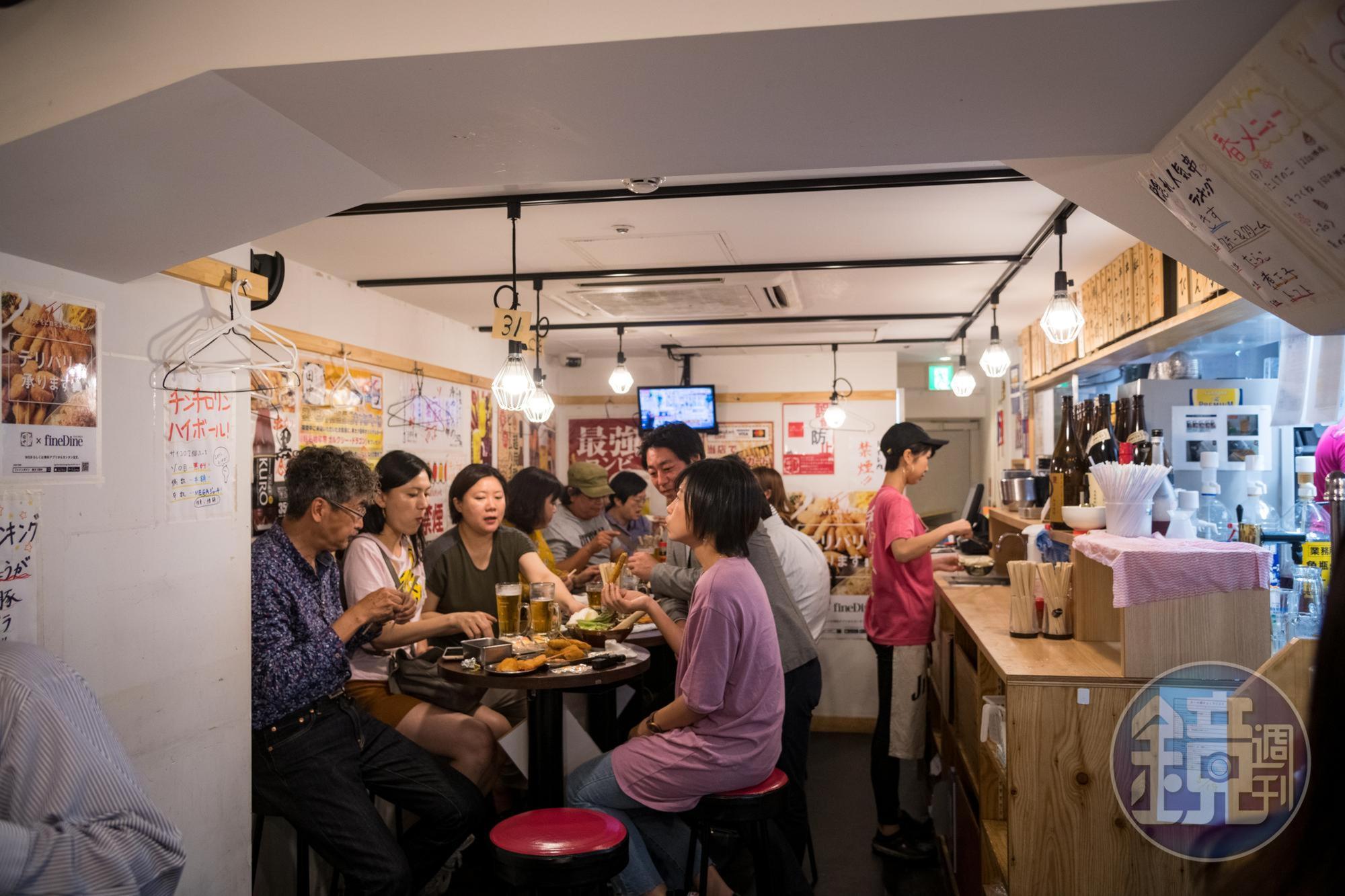 位於銀座的「田中串炸」店面狹長,氣氛熱鬧。