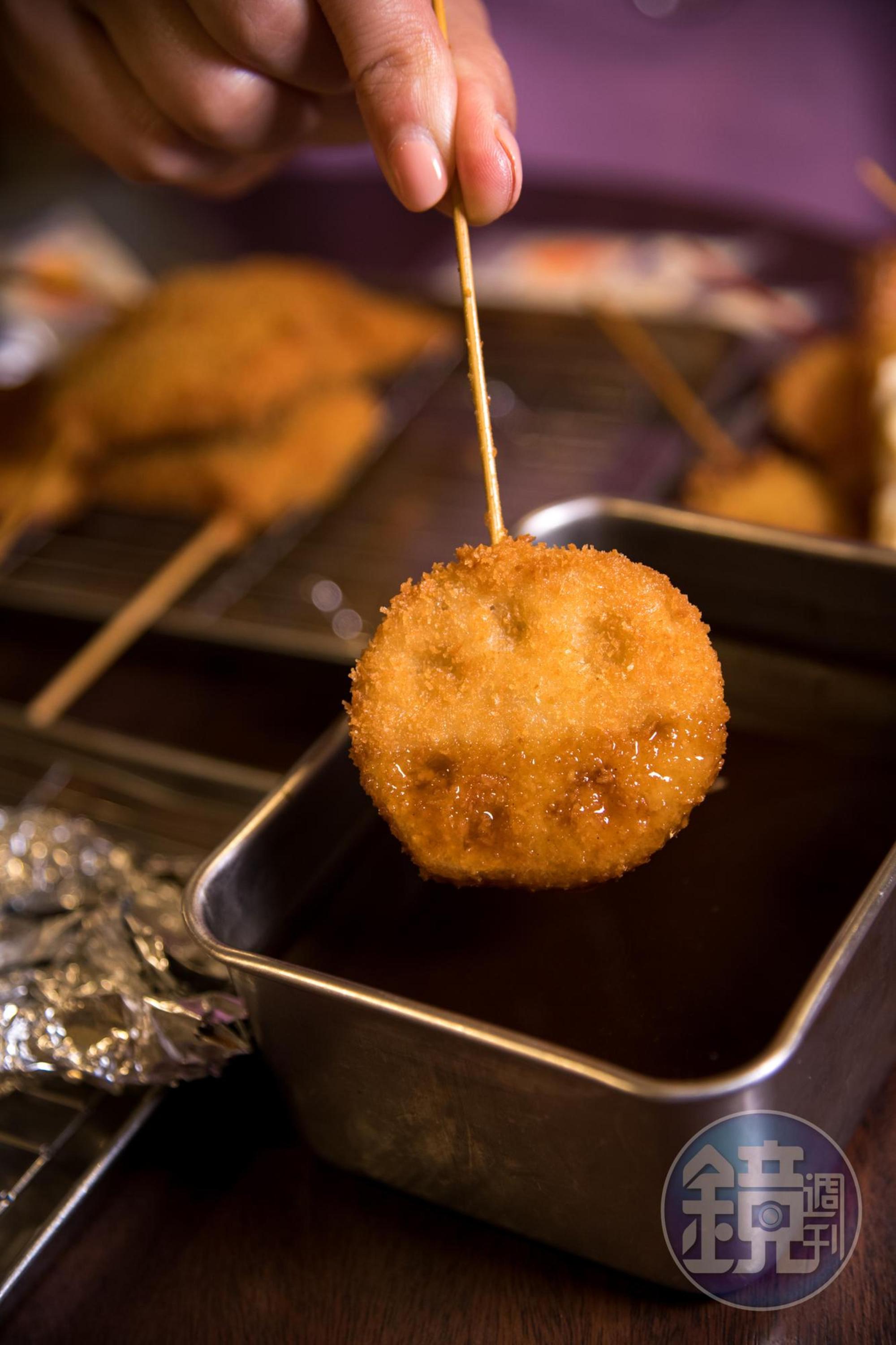 油炸的「蓮藕」更能感受到食材的鮮甜,共用的醬汁不能蘸第二次是基本禮貌。(100日圓/串,約NT$29)