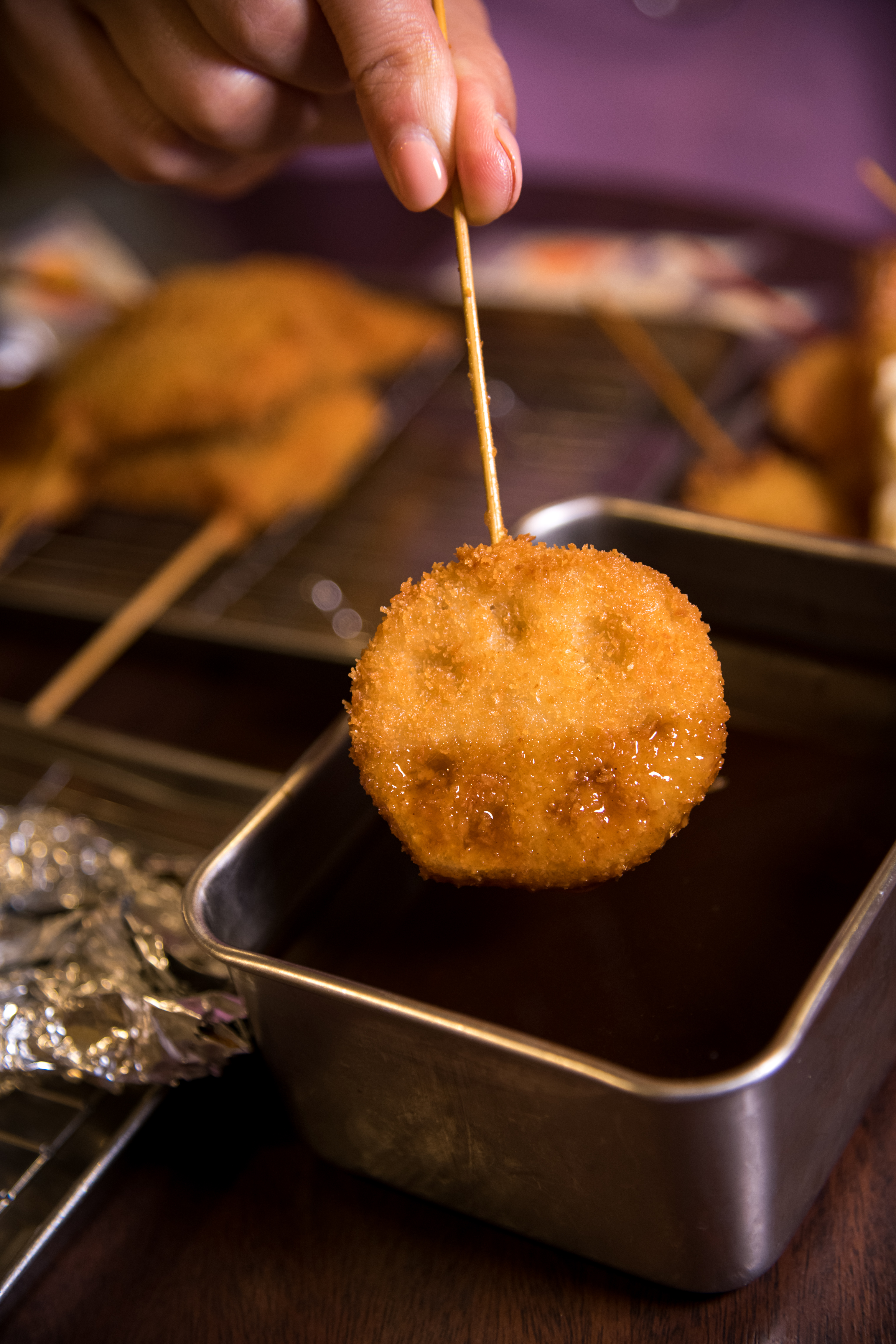 油炸的「蓮藕」更能感受到食材的鮮甜，共用的醬汁不能蘸第二次是基本禮貌。（100日圓／串，約NT$29）
