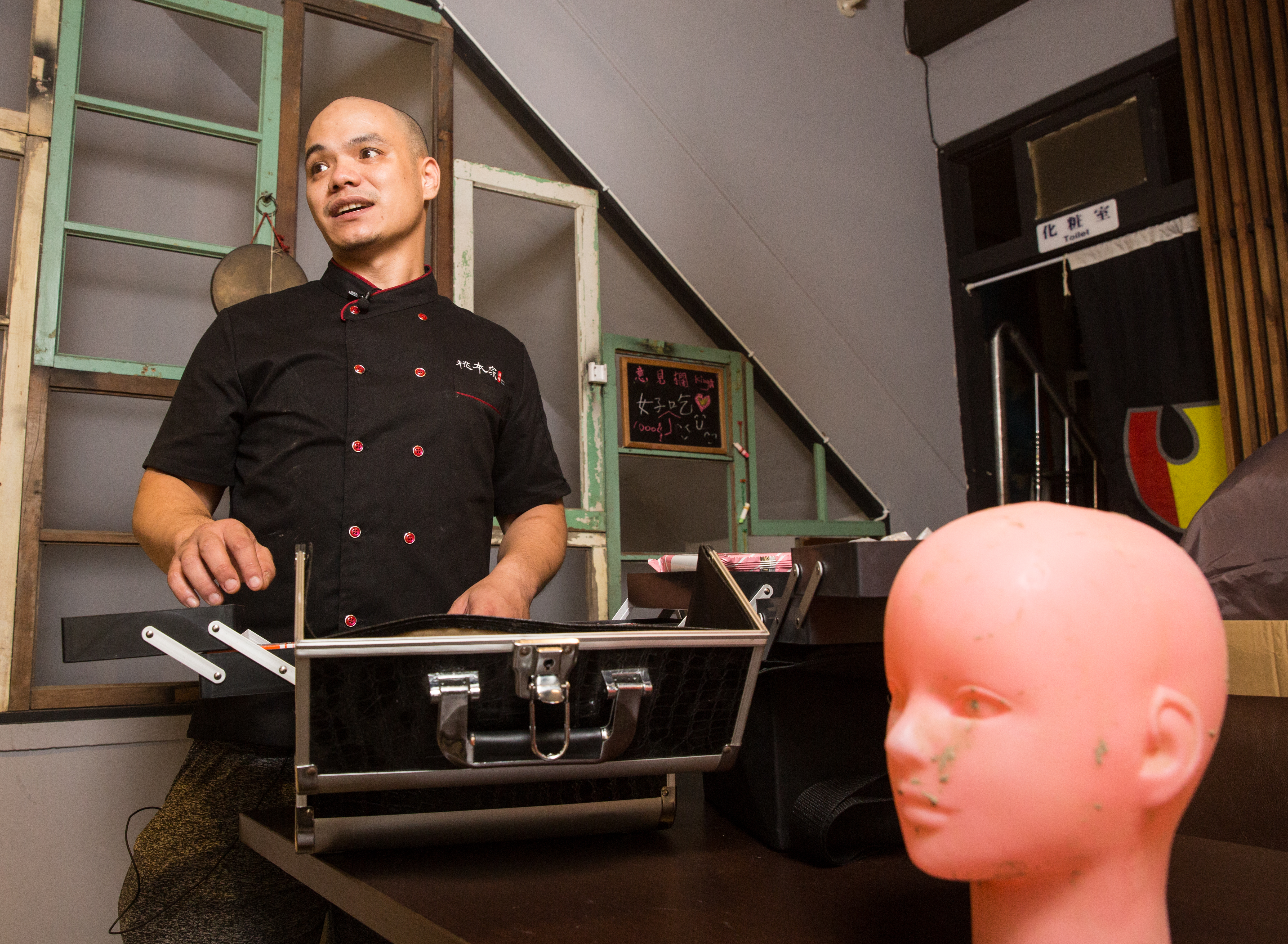 曾煥宇會以假人頭教太太修復，練習時需以黏土憑空做出人頭。