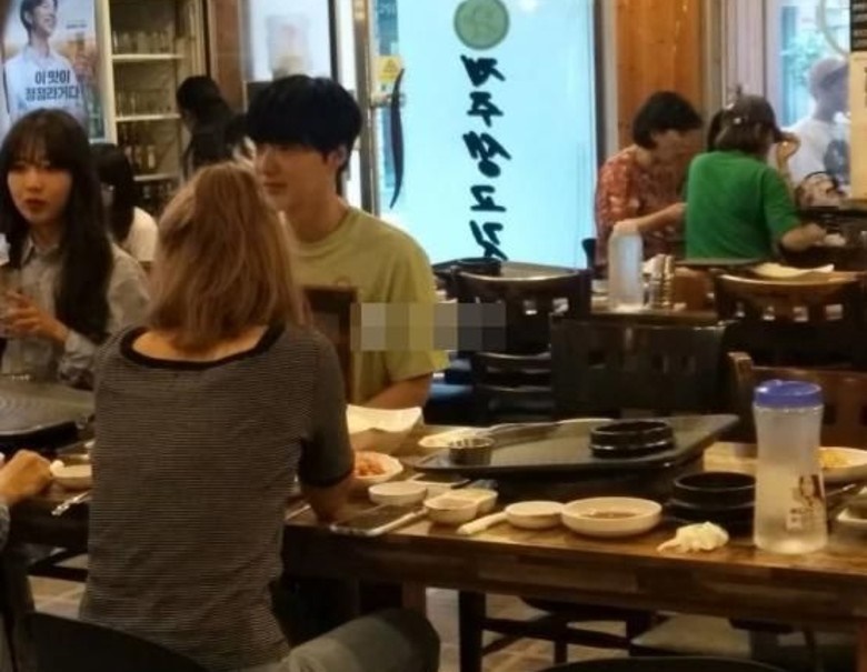 網友曝光安宰賢生日前一天找三名女性友人吃飯喝酒，身邊未見老婆具惠善。（翻攝自微博）