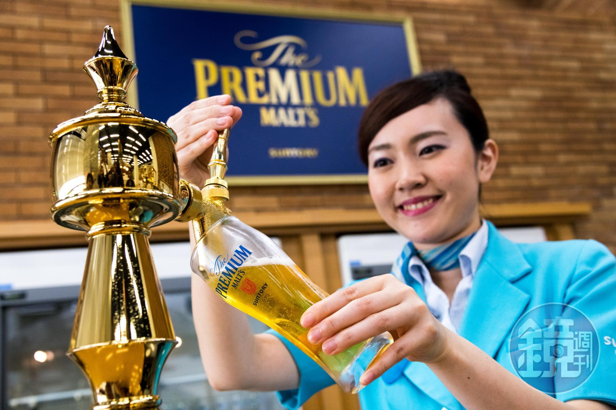 「The PREMIUM MALT’S」非常講究細緻的泡沫,特別發明酒、泡雙孔分離的生啤機。