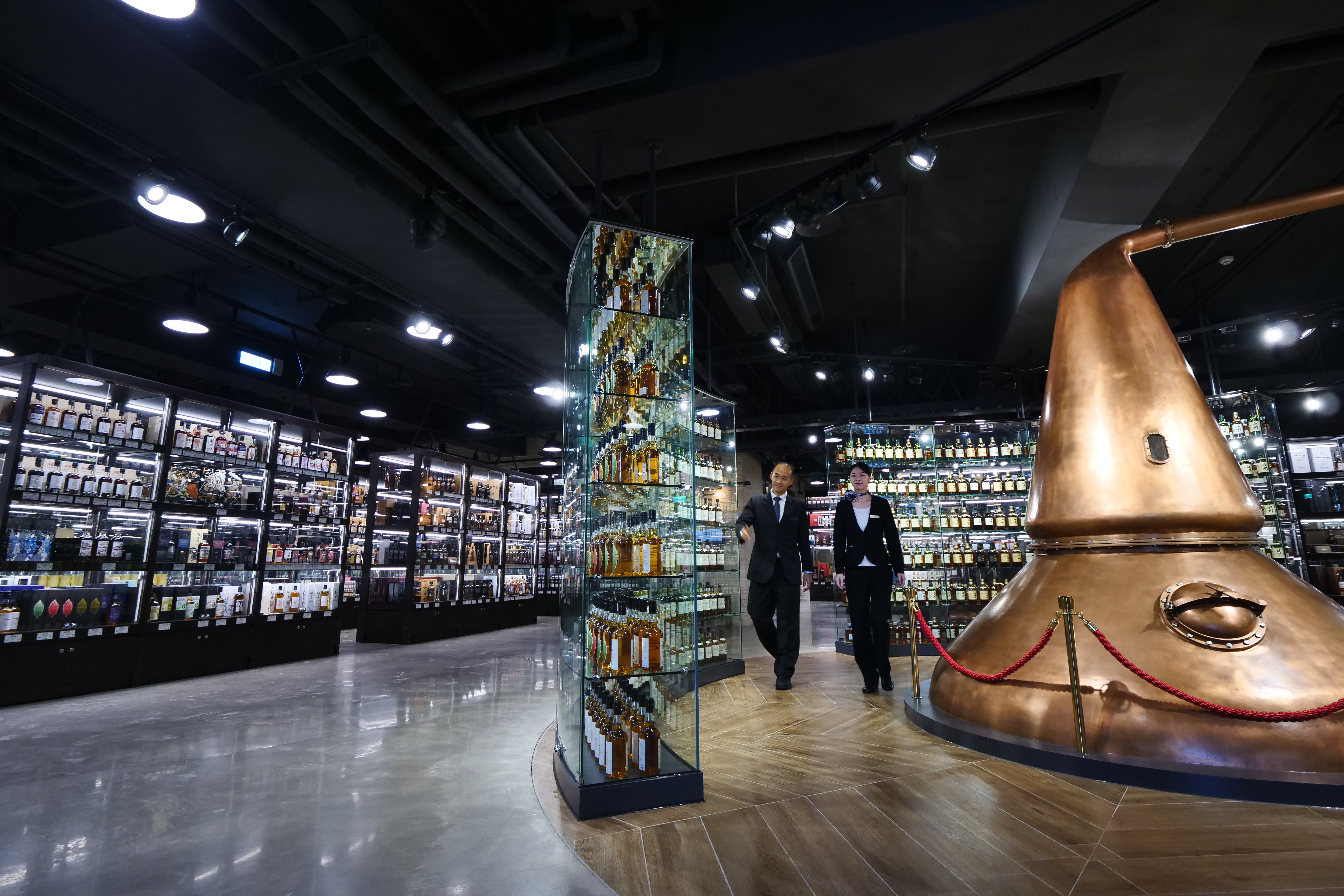 收藏超過4,000款以上威士忌的「古華酒藏」，讓酒迷如入寶庫，每瓶都愛不釋手。